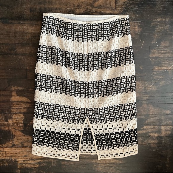 Women’s Banana Republic Skirt Size 6 Black White Embroidered Eyelet Pencil - Picture 3 of 5